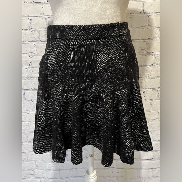 Banana Republic Gray and White Tweed Ruffle Skirt Size 2P - Picture 1 of 7